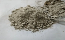 养护湿度对铝酸钙水泥结合刚玉质浇注料性能的影响